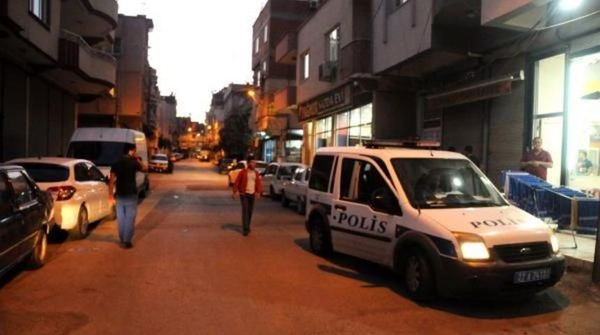 Sokakta &Ccedil;ocuğunun G&ouml;z&uuml; &Ouml;n&uuml;nde Eşini Bı&ccedil;aklayan Koca Yakalandı