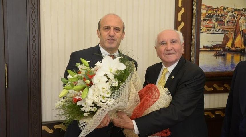 Vali &Ccedil;ift&ccedil;i Huzurevi Sakinlerini Makamında Ağırladı