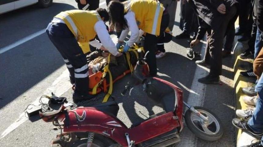 Otomobilin &Ccedil;arptığı Elektrikli Bisikletli Yaralandı