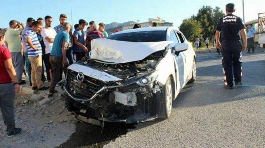 Minib&uuml;sle Otomobil &Ccedil;arpıştı: 5 Yaralı