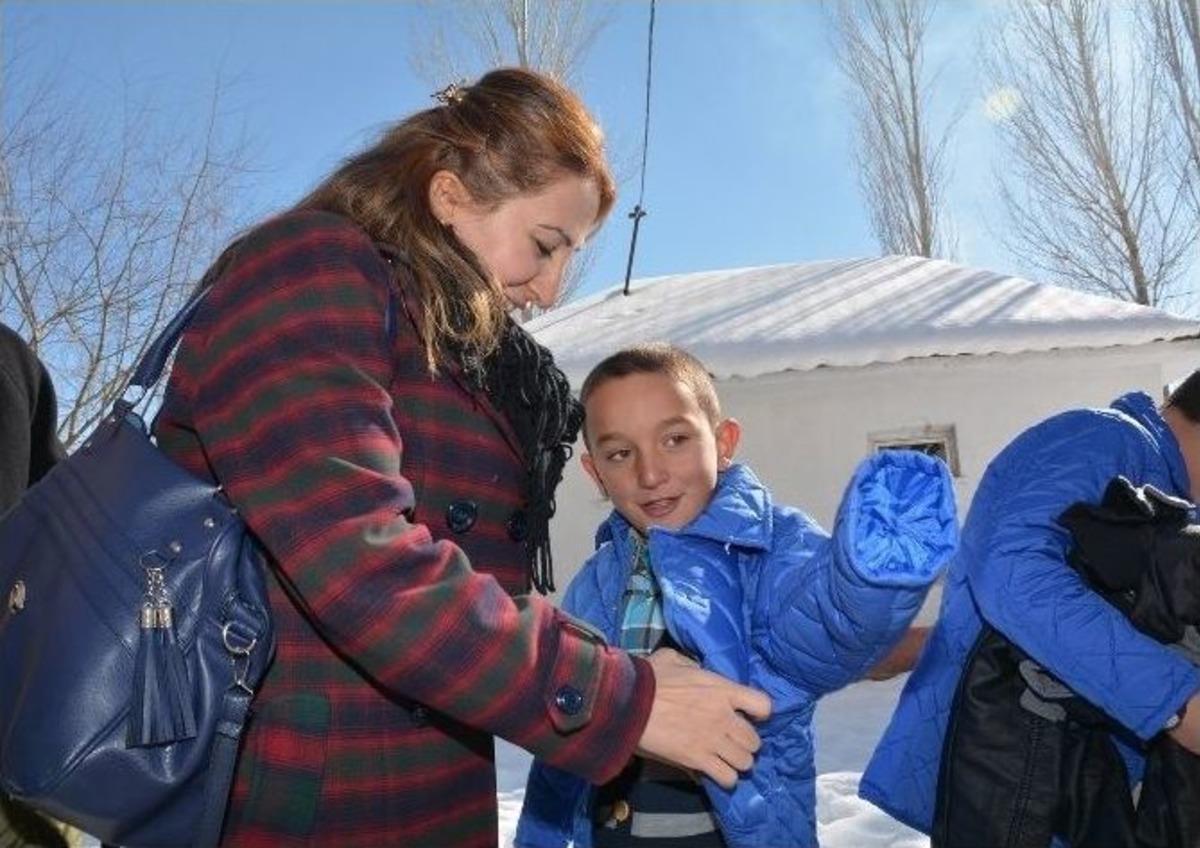 Hakkari Belediyesi&rsquo;nden Minik &Ouml;ğrencilere Yardım