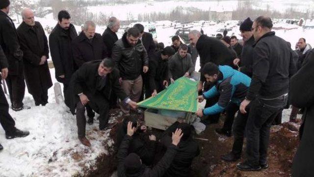 Zafer Çağlayan, Muş'ta Üvey Annesini Toprağa Verdi