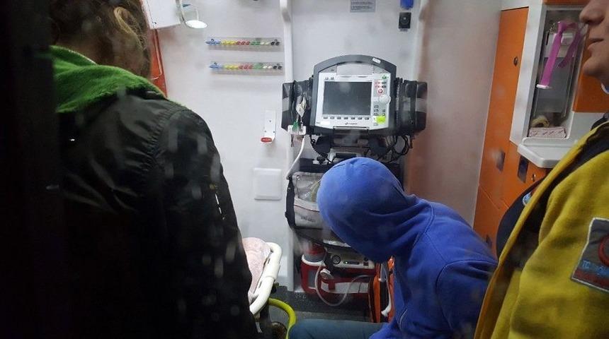 Yerde Baygın Yatan Gen&ccedil; Hastaneye Kaldırıldı