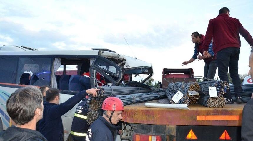 Servis Minib&uuml;s&uuml; Demir Y&uuml;kl&uuml; Tıra &Ccedil;arptı: 14 Yaralı
