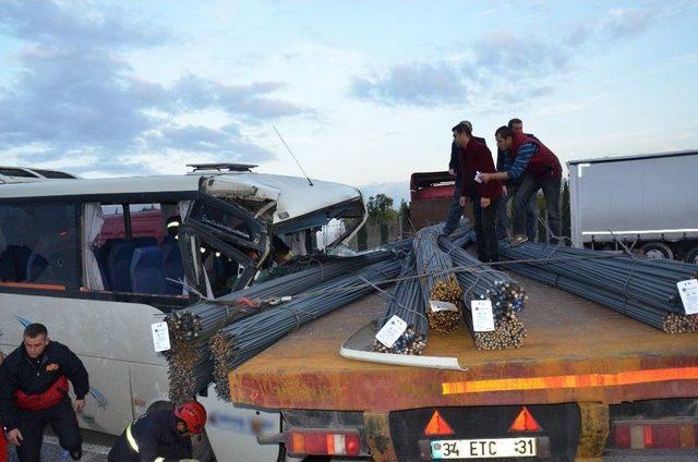 Servis Minibüsü Demir Yüklü Tıra Çarptı: 14 Yaralı