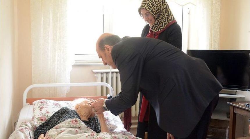 Vali &Ccedil;ift&ccedil;i 104 Yaşındaki Resmiye Nineyi Ziyaret Etti