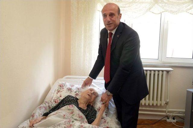 Vali &Ccedil;ift&ccedil;i 104 Yaşındaki Resmiye Nineyi Ziyaret Etti 1