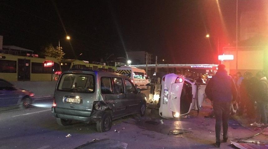 Ara&ccedil; Takla Attı, 2 Kişi Ağır Yaralandı. O Anlar G&uuml;venlik Kamerasına Yansıdı