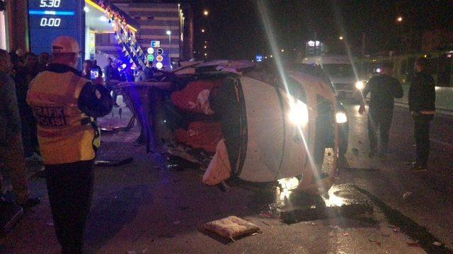 Ara&ccedil; Takla Attı, 2 Kişi Ağır Yaralandı. O Anlar G&uuml;venlik Kamerasına Yansıdı 1