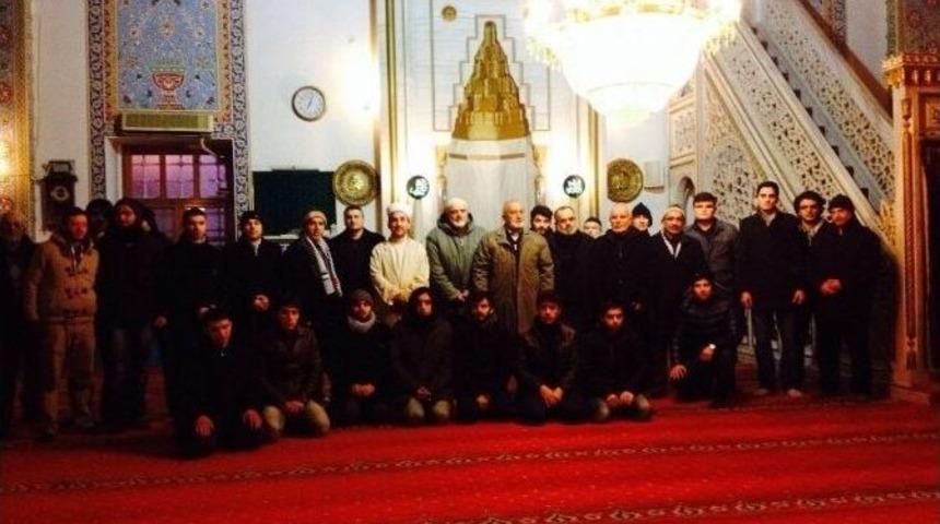 Uygur T&uuml;rkleri İ&ccedil;in Sabah Namazında Buluştular