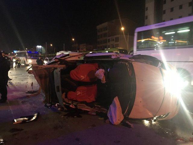 Ara&ccedil; Takla Attı, 2 Kişi Ağır Yaralandı. O Anlar G&uuml;venlik Kamerasına Yansıdı 2