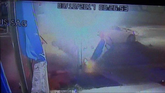 Ara&ccedil; Takla Attı, 2 Kişi Ağır Yaralandı. O Anlar G&uuml;venlik Kamerasına Yansıdı 3