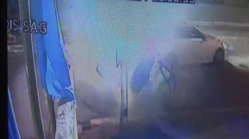 Bursa'da 2 Kişinin Ağır Yaralandığı Kaza Kamerada