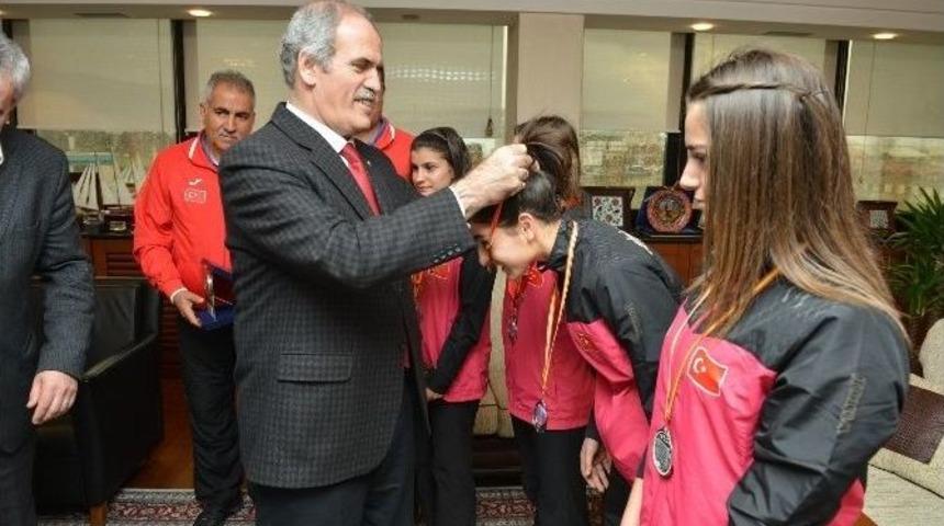 Gen&ccedil; Atletler Altınla &Ouml;d&uuml;llendirildi