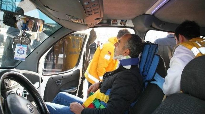 Yozgat&rsquo;ta Taksi Kaza Yaptı M&uuml;şteri Yaralandı