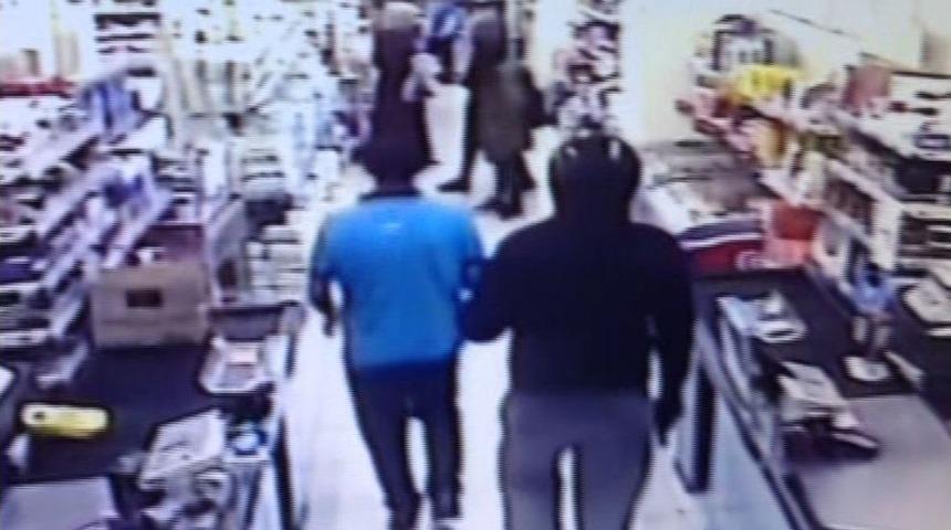 (&ouml;zel Haber) M&uuml;şterilerin Şaşkın Bakışları Arasında Silahlı Soygun