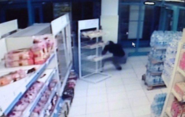 (&ouml;zel Haber) M&uuml;şterilerin Şaşkın Bakışları Arasında Silahlı Soygun 1