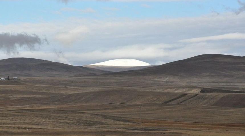 Kars&rsquo;ta Y&uuml;ksek Kesimler Beyaza B&uuml;r&uuml;nd&uuml;