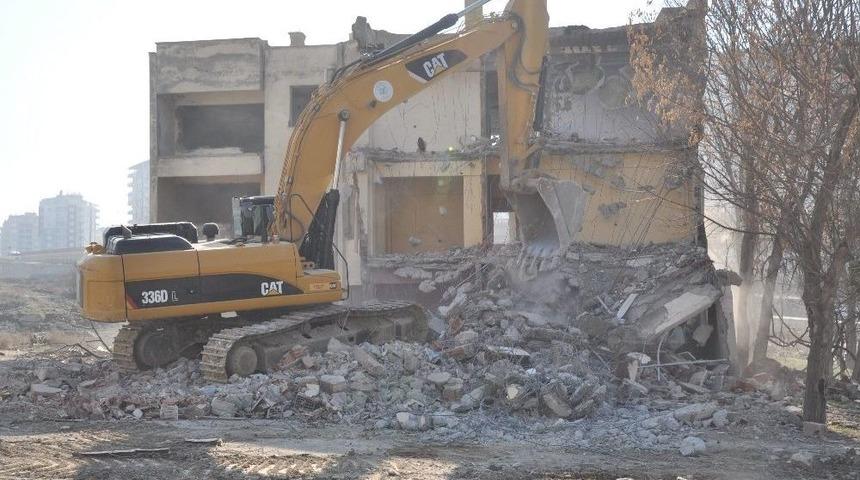 Batman&rsquo;da Metruk Binalar Yıkıldı