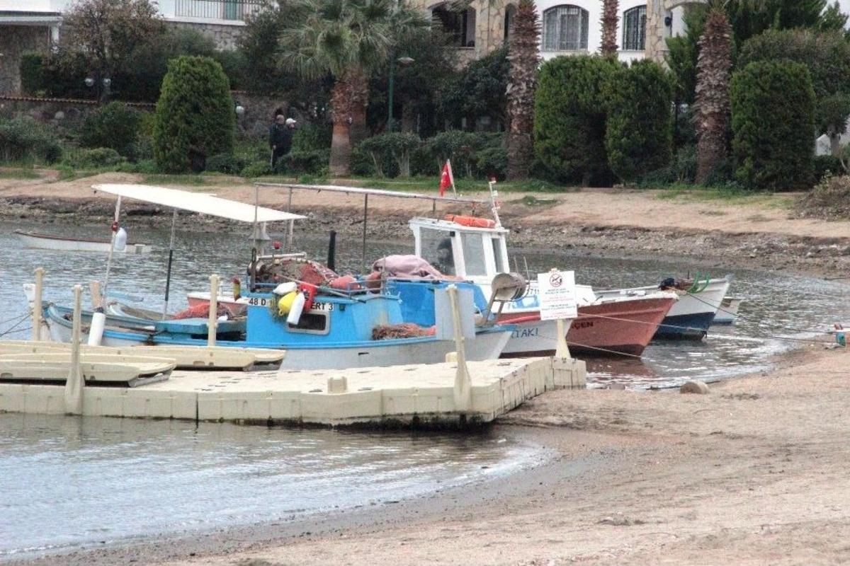 Deniz &Ccedil;ekildi, Balık&ccedil;ı Tekneleri Karaya Oturdu