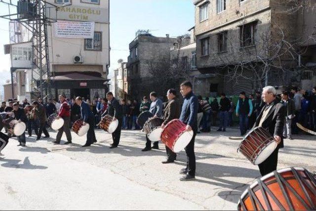 Davul Zurnayla Yıkım Ekibini Beklediler