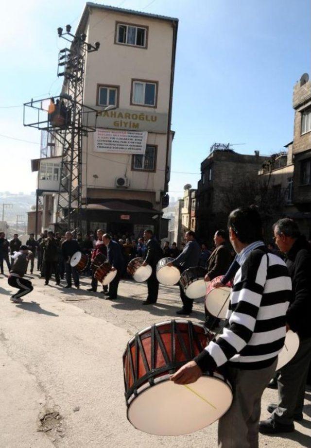 Davul Zurnayla Yıkım Ekibini Beklediler