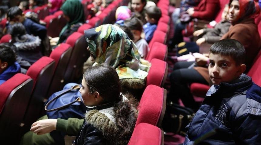 &Ccedil;ocuklar S&uuml;per Papağan İle Eğlendi