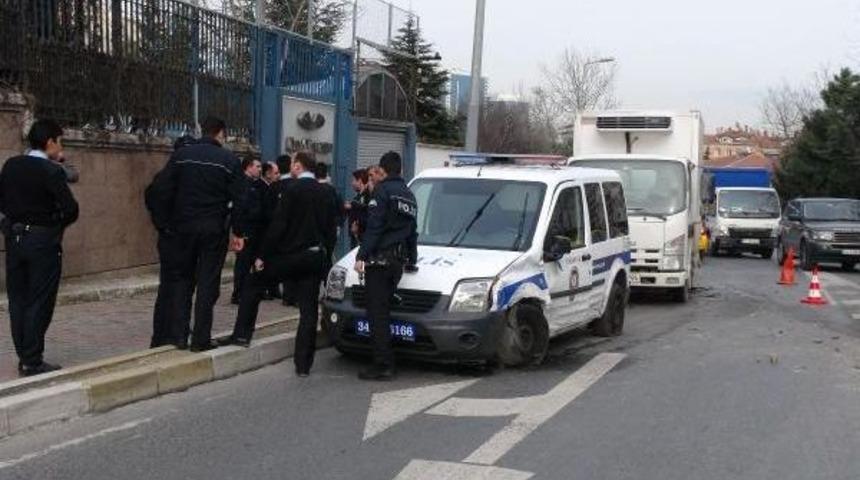 Beşiktaş'ta Taksi Ile Polis Aracı &Ccedil;arpıştı: 1 Polis Yaralı