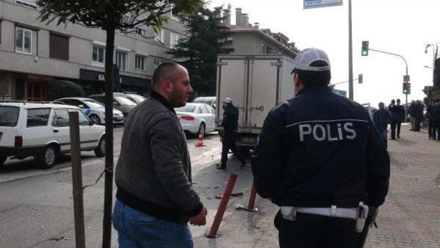 Beşiktaş ta Taksi Ile Polis Aracı &Ccedil;arpıştı: 1 Polis Yaralı 1