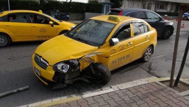 Beşiktaş ta Taksi Ile Polis Aracı &Ccedil;arpıştı: 1 Polis Yaralı 2