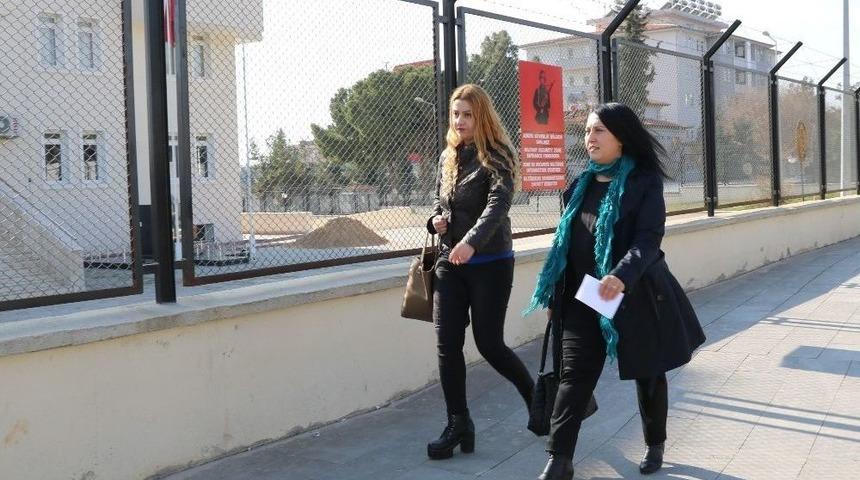 Kadın Gazeteci Askerlik İ&ccedil;in Başvuruda Bulundu