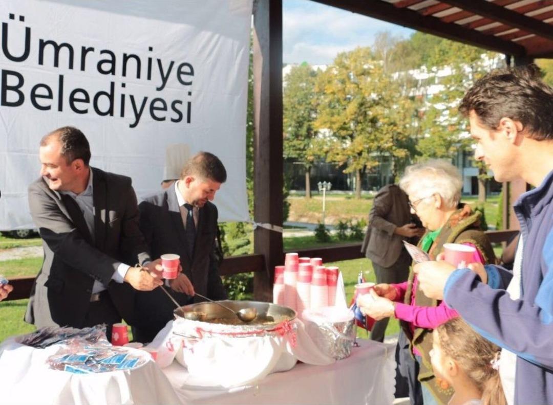 &Uuml;mraniye Belediyesi Balkanlarda Aşure Kazanı Kaynattı