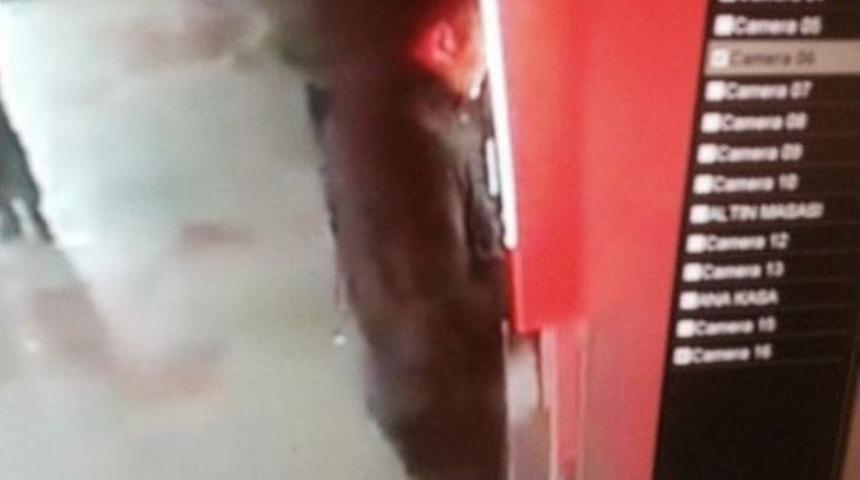 Atm Kullanmayı Bilmeyen Kadını Dolandırırken Kameralara Yakalandı