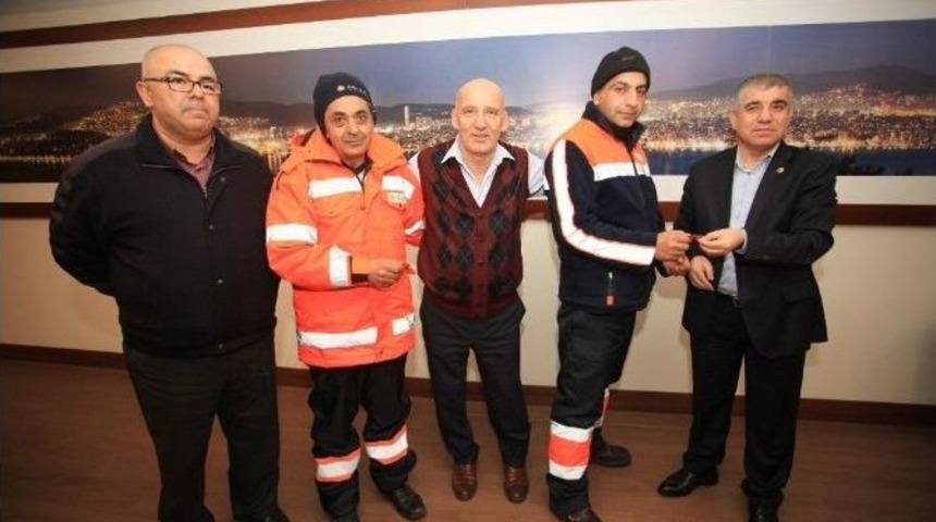 &Ccedil;alışkan İş&ccedil;ilere Başkan Altınok &Ouml;z&rsquo;den Anlamlı &Ouml;d&uuml;l