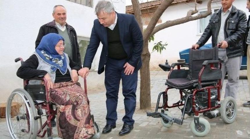 Başkan Yaralı&rsquo;dan Yaşlı Kadına Ak&uuml;l&uuml; Araba