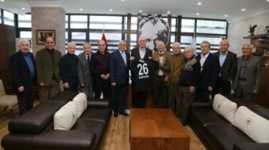 Eskişehirsporlu Profesyonel Futbolcular Dayanışma Derneğinden Kazım Kurt&rsquo;a Ziyaret