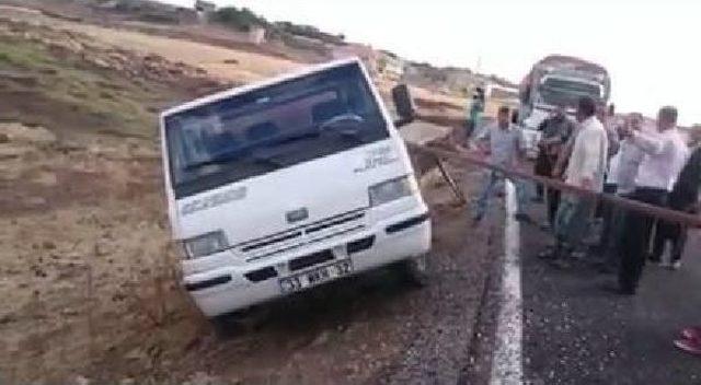 Kamyoneti Devrilmemesi Için Iple Tuttular 3