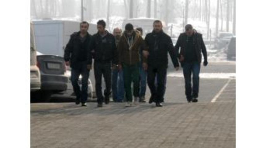 Oto Teybi Hırsızlarına Su&ccedil;&uuml;st&uuml;