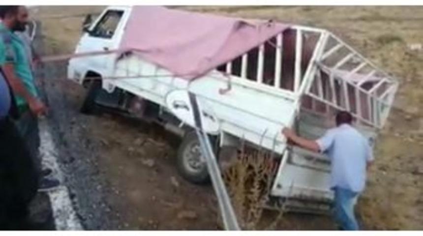 Yoldan &Ccedil;ıkan Pikaba İlgin&ccedil; Kurtarma Operasyonu