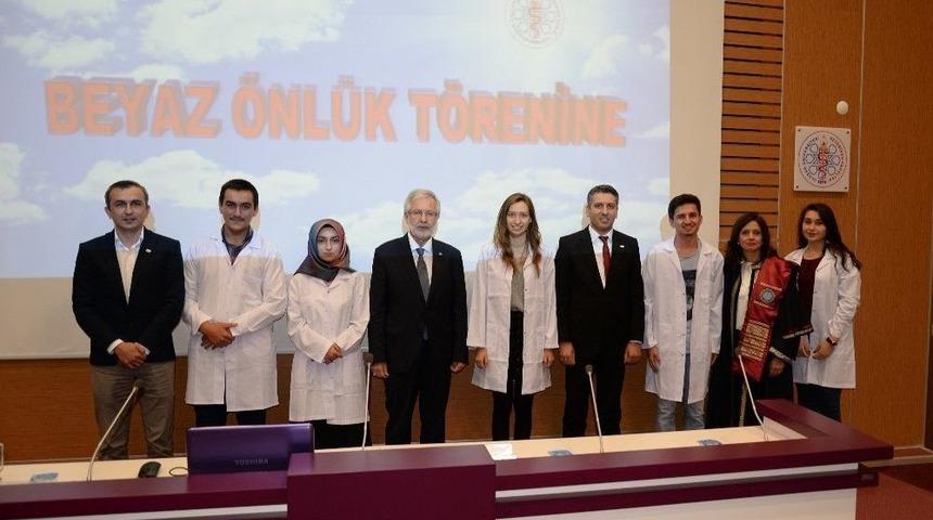 Veteriner &Ouml;ğrencileri Beyaz &Ouml;nl&uuml;kleri Giydi