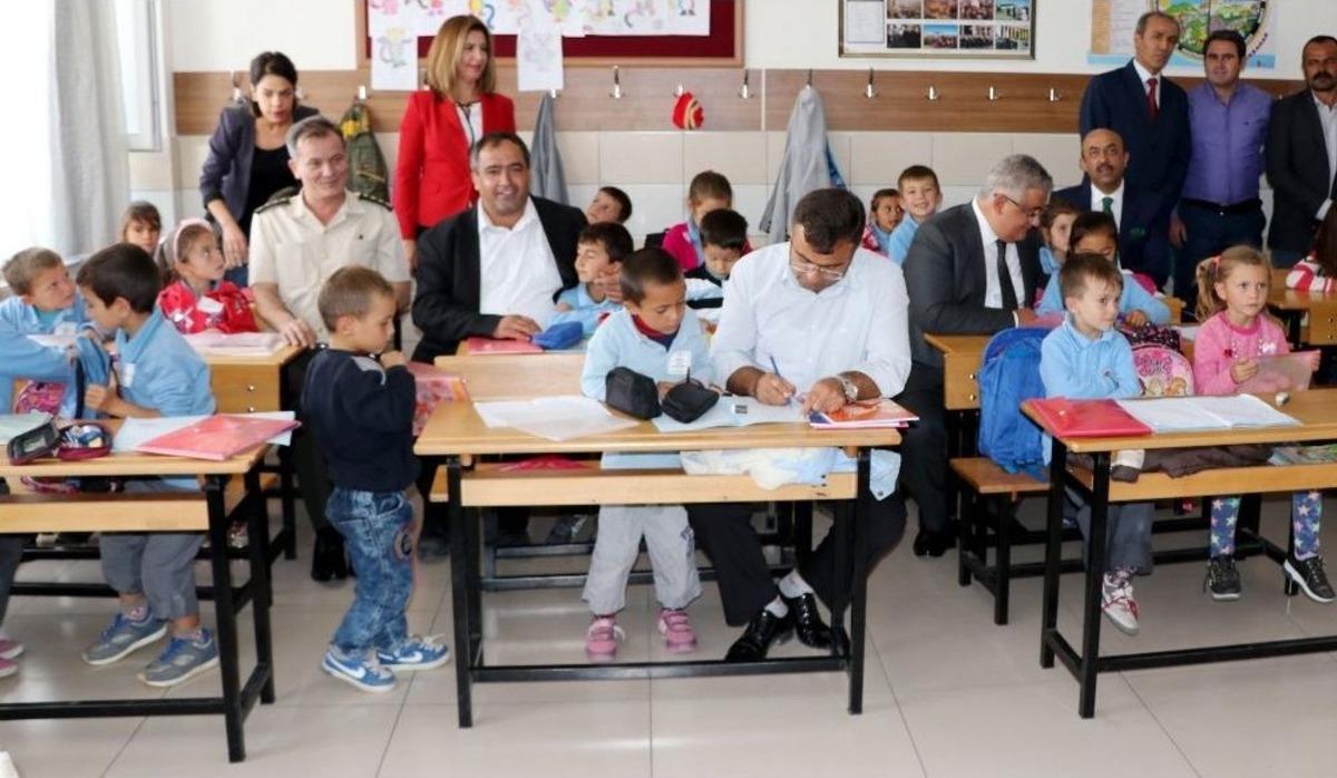 Minik &Ouml;ğrencilerle Aynı Sıraları Paylaşıp Ders Dinlediler