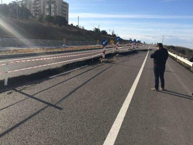 Çanakkale İzmir Karayolu Yol Göz Göre Göre Kayıyor