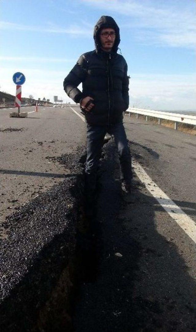 Çanakkale İzmir Karayolu Yol Göz Göre Göre Kayıyor