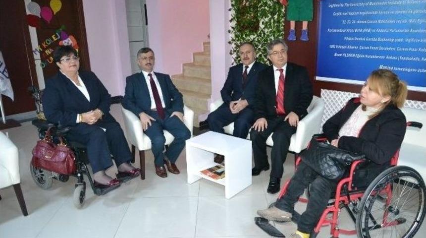 Har&ccedil;lıklarla Aldıkları Tekerlekli Sandalyeyi Bağışladılar