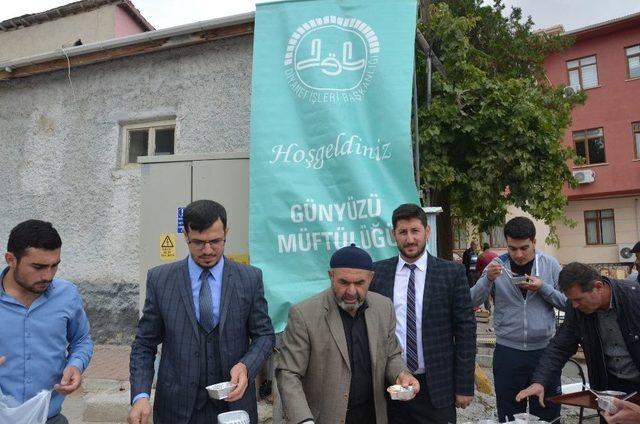 G&uuml;ny&uuml;z&uuml;&rsquo;nde Camiler Ve Din G&ouml;revlileri Haftası Sebebi İle Vatandaşlara Aşure Dağıtıldı 1