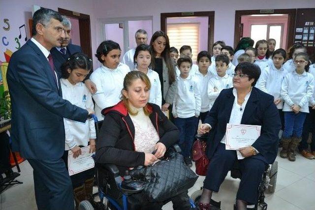 Harçlıklarla Aldıkları Tekerlekli Sandalyeyi Bağışladılar