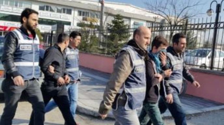 Minib&uuml;slere Dadanan 2 Kişi Yakalandı