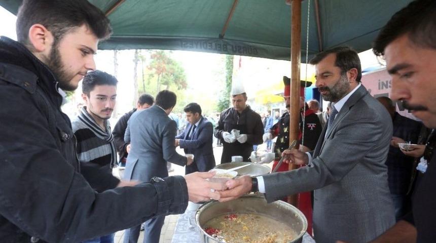 Başkan Işık, Aşure Dağıttı