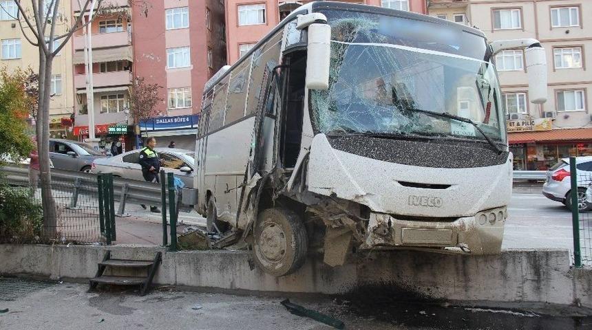 Freni Patlayan Midib&uuml;s 3 Araca &Ccedil;arptı Duvara &Ccedil;ıktı: 1 Yaralı