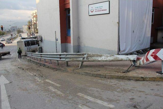 Freni Patlayan Midibüs 3 Araca Çarptı Duvara Çıktı: 1 Yaralı